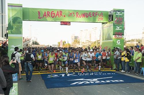 Com tempo bom e cerca de 8 mil participantes, a Mizuno Half Marathon mudou a paisagem da Marginal Pinheiros / Foto: Diogo Lucato